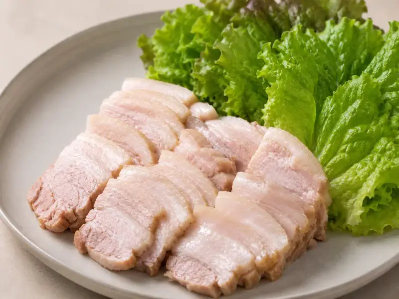 돼지고기 보쌈과 상추